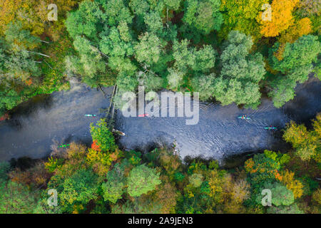 Atemberaubende Aussicht auf Kajak auf Herbst Fluss, Polen Stockfoto