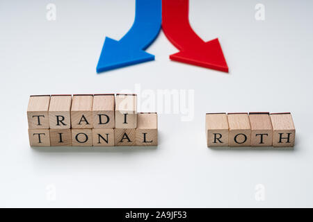 Roten und Blauen Pfeile angezeigt, die Traditionelle und Roth IRA Optionen auf Holzklötze Stockfoto