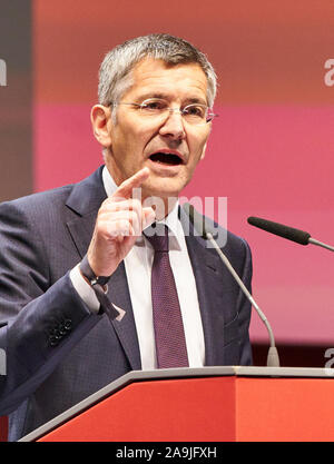 München, Deutschland. 15. Nov 2019. Bayern München FC AGM. . Herbert Hainer, neue FCB-Präsident bei seiner Rede mit dem Publikum 1. Credit: Peter Schatz/Alamy leben Nachrichten Stockfoto