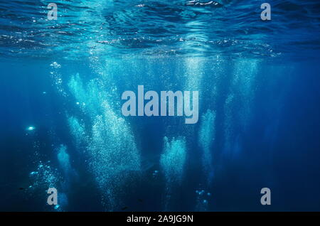 Luftblasen im Wasser Meer erhebt, Oberfläche, Wasser, natürlichen Szene, Mittelmeer, Frankreich Stockfoto