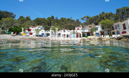 Meer mit Fischer Häuser und Boote an der Mittelmeerküste in Spanien, Costa Brava, Cala S'Alguer, Palamos, Katalonien Stockfoto