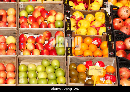 Frische Äpfel und Orangen in Kisten aus Holz, auf einem Ständer vor einem Obst-, Bremen, Deutschland Stockfoto