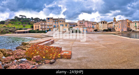 Saint Tropez. Malerische Hafen von Saint Tropez, berühmten Reiseziel an der Cote d'Azur, Alpes-Maritimes Abteilung im Süden Frankreichs Stockfoto