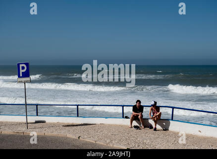 Menschen entspannend von Praia das Maçãs, Große Strand Sintra, Portugal Stockfoto