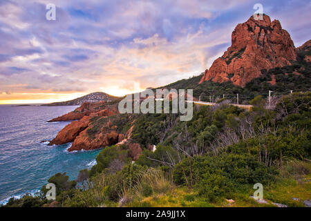 Le Trayas. Franch Riviera malerische Küste Blick auf den Sonnenuntergang, Mittelmeer in der Nähe von Cannes, Cote d'Azur, Provence, Alpes-de-Haute-Provence Departement von Frankreich Stockfoto