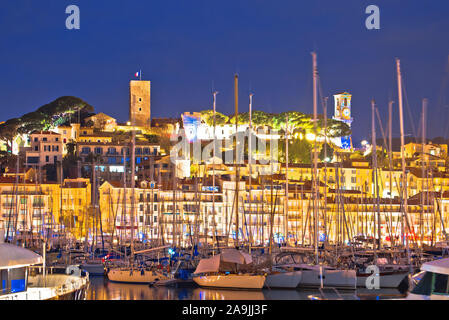 Cannes. Altstadt von Cannes und Segeln Hafen am Abend ansehen, Côte d'Azur, Alpes-Maritimes Departement von Frankreich Stockfoto