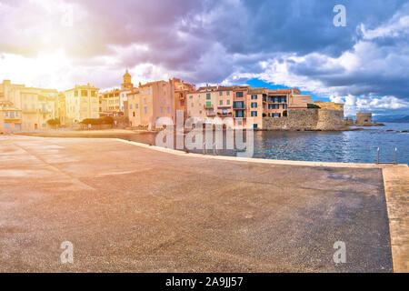 Saint Tropez. Malerische Saint Tropez waterfront sun Haze, berühmten Reiseziel an der Cote d'Azur, Alpes-Maritimes Abteilung im Süden Frankreichs Stockfoto