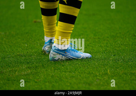 Veltins Arena Gelsenkirchen Deutschland, 26.10.2019, Fußball: Bundesliga Saison 2019/20, Spieltag 9, Schalke 04 (S04) vs Borussia Dortmund (BVB); Beine von Thorgan Gefahr (BVB) in Blau Nike Schuhe DFL-Bestimmungen verbieten die Verwendung von Fotografien als BILDSEQUENZEN UND/ODER QUASI-VIDEO Stockfoto