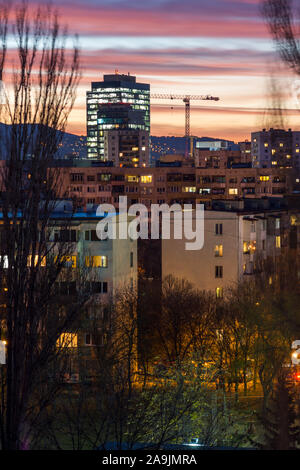 SOFIA, Bulgarien - 22. NOVEMBER 2017: Sonnenuntergang von typischen Wohnhaus aus der Zeit des Kommunismus in der Stadt Sofia, Bulgarien Stockfoto