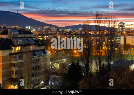 SOFIA, Bulgarien - 22. NOVEMBER 2017: Sonnenuntergang von typischen Wohnhaus aus der Zeit des Kommunismus in der Stadt Sofia, Bulgarien Stockfoto