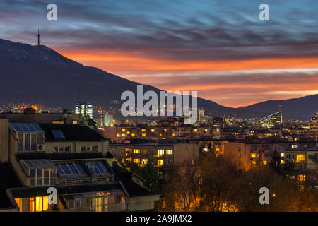 SOFIA, Bulgarien - 22. NOVEMBER 2017: Sonnenuntergang von typischen Wohnhaus aus der Zeit des Kommunismus in der Stadt Sofia, Bulgarien Stockfoto