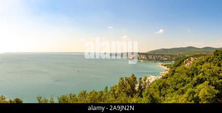 Blick auf die Bucht mit Tourist Resort in Golf von Triest in der Nähe von Town Sistiana, Italien, Europa. Reiseziel Stockfoto