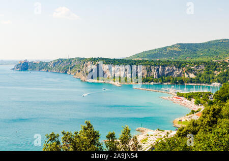 Blick auf die Bucht mit Tourist Resort in Golf von Triest in der Nähe von Town Sistiana, Italien, Europa. Reiseziel Stockfoto