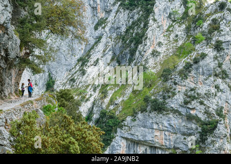 PONCEBOS, SPANIEN - 29. APRIL 2017: Mutter und Tochter Wanderer sprechen in einem Anschlag im Cares Trail, einer der beliebtesten Wanderwege im Pic Stockfoto