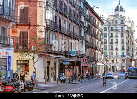 MADRID, Spanien - 14. MAI 2017: Fußgänger und Verkehr auf der Straße von San Bernardo, Kreuzung mit der Gran Via, an einem sonnigen Sommertag in Madrid. Stockfoto