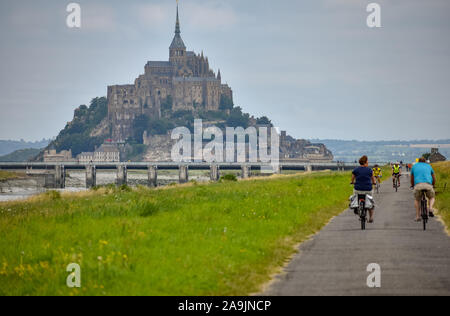 MONT SAINT-MICHEL, Frankreich - Juli 3, 2017: Radfahrer im Sommer klicken Sie auf den Mont Saint-Michel, eine der wichtigsten touristischen Reiseziele in französischer Sprache N Stockfoto