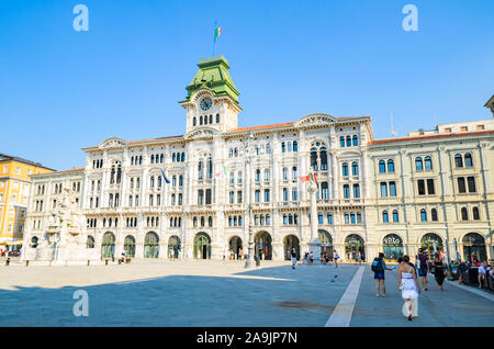 Triest, Italien - 05.08.2015: Blick auf Triest Rathaus Gebäude in Itally mit Touristen vorbei. Reiseziel Stockfoto