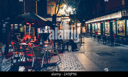 Madrid, Spanien - 16.November 2019: Tapas Bar in Madrid, Spanien mit traditionellen Fliesen. Die Menschen auf der Terrasse sitzend genießen einen Abend Stockfoto