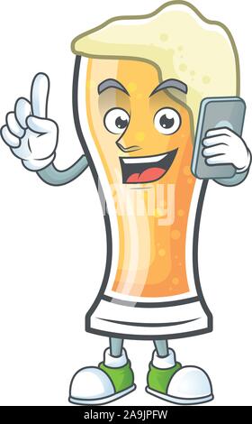 Cartoon Bier Glas mit dem Mit holding Telefon Charakter Stock Vektor