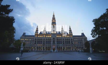 Wien, ÖSTERREICH - OKTOBER 9, 2017: Eine ultra wide Nacht Blick von der Vorderseite des Rathaus in Wien Stockfoto