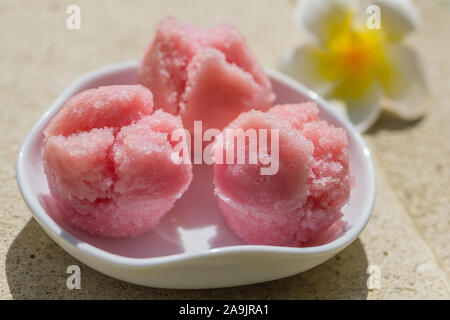 Indonesische traditionelle gedämpft Schwamm Kuchen kue Apem in Balinesischen oder kue Kue mangkok kukus oder in Indonesisch. Bali, Indonesien. Stockfoto