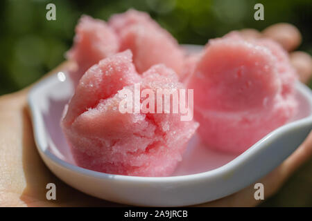 Indonesische traditionelle gedämpft Schwamm Kuchen kue Apem in Balinesischen oder kue Kue mangkok kukus oder in Indonesisch. Bali, Indonesien. Stockfoto