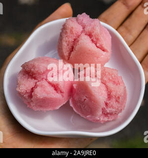 Indonesische traditionelle gedämpft Schwamm Kuchen kue Apem in Balinesischen oder kue Kue mangkok kukus oder in Indonesisch. Bali, Indonesien. Stockfoto