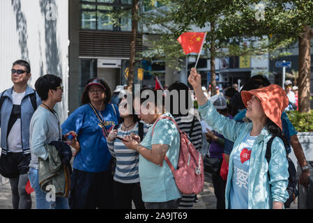 Hongkong, China. 16. Nov 2019. ein Pro - Polizei unterstützer Wellen eine chinesische Flaggen außerhalb Hongkongs Regierung Büros während des Protestes. Über hundert pro-Polizei Demonstranten versammelten außerhalb der Regierung Büros zur Unterstützung der Hongkonger Polizei. Unterstützer wellen Fahnen und Plakaten während verschiedene Slogans riefen zur Unterstützung der Polizei, die unter intensiver Kontrolle und Kritik über ihre Handhabung der laufenden Protesten gekommen. Credit: SOPA Images Limited/Alamy leben Nachrichten Stockfoto