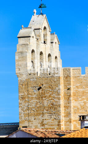 Kirche von Saintes-Maries-de-la-Mer (Notre-Dame-de-la-Mer) des neunten Jahrhunderts. Camargue, Provence, Frankreich Stockfoto