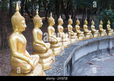 Reihe von Buddha Statuen am Wat Ko Phayam Tempel der Insel, Ko Phayam, Thailand Stockfoto