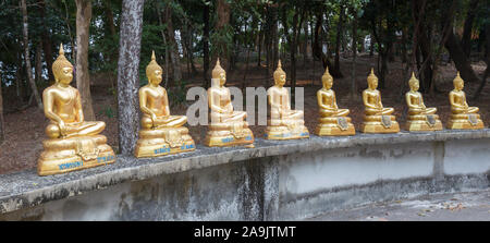 Reihe von Buddha Statuen am Wat Ko Phayam Tempel der Insel, Ko Phayam, Thailand Stockfoto