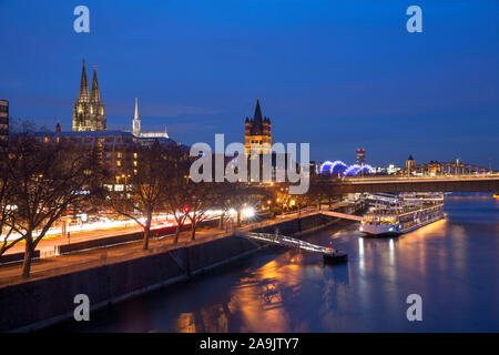 Blick von der Schokolade Museum, die Kathedrale und die Kirche Groß St. Martin, Rhein, Deutzer Brücke, Köln, Deutschland. Blick vom Schokoladen Stockfoto