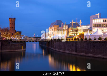 Der Weihnachtsmarkt im Rheinauer Hafen zwischen dem Schokoladenmuseum und Malakoff Turm, Köln, Deutschland der Weihnachtsmarkt am Rheinauhafen zwi Stockfoto