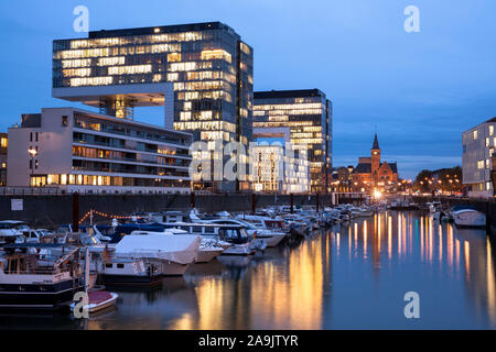 Die Kranhäuser im Rheinauer Hafen, im Hintergrund der alte Hafen Meister Büro, Köln, Deutschland sterben Kranhaeuser im Rheinauhafen, im Hint Stockfoto