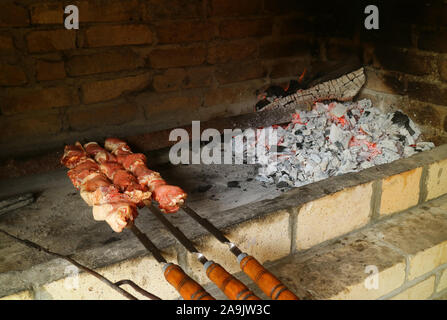 Rohes Schweinefleisch am Spieß gekocht auf Ofen für die Armenische Grill oder Khorovats Stockfoto