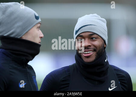 England's Raheem Sterling (rechts) während des Trainings in Watford Training Ground, Watford. Stockfoto