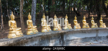 Reihe von Buddha Statuen am Wat Ko Phayam Tempel der Insel, Ko Phayam, Thailand Stockfoto