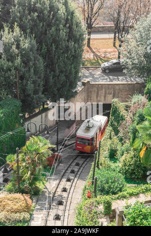 Obere Zeile in Bergamo Stadt Standseilbahn (funicolare Citta Alta). Rote Standseilbahn verbindet alte Obere Stadt und neu. Malerische Aussicht auf das historische Zentrum von Bergamo. Stockfoto