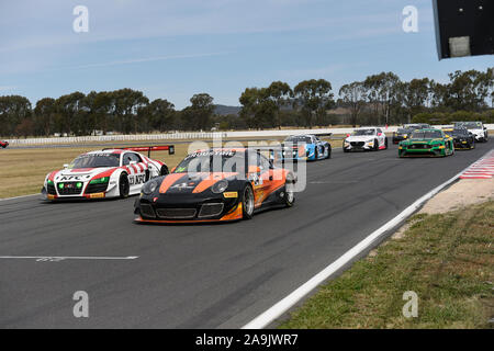 John morriss-Leitungen, die in der Startaufstellung für das Rennen 1 im Porsche GT-1 Australien Rennen 1 Winton Raceway Stockfoto