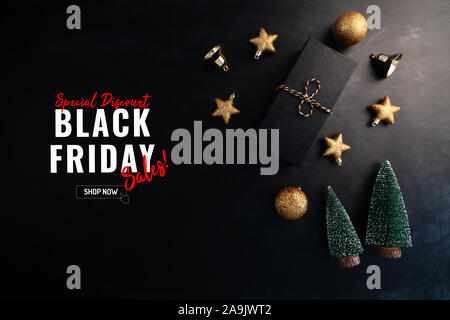 Geschenkbox mit Weihnachten Dekoration für Schwarzer Freitag Verkauf Konzept auf schwarzem Hintergrund Stockfoto