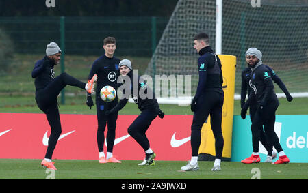 England's Raheem Sterling (links) Während des Trainings in Watford Training Ground, Watford. Stockfoto