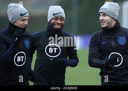 England's Raheem Sterling (Mitte) während des Trainings in Watford Training Ground, Watford. Stockfoto