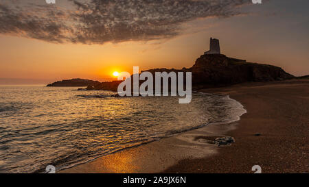 Wachturm auf llanddwyn Island bei Sonnenuntergang, Anglesey, Nordwales Stockfoto
