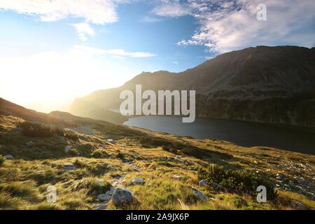 Gipfel der Tatra in der Morgendämmerung. Die Tatra sind die höchsten Gipfel der Karpaten auf die polnisch-slowakische Grenze. Stockfoto