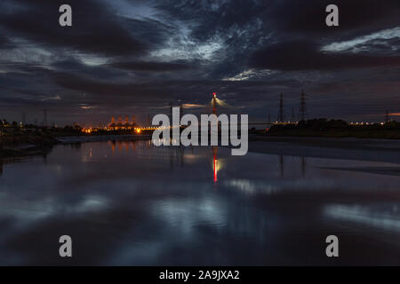 Connah's Quay power station und Suspension Bridge bei Nacht, Deeside, North Wales Stockfoto