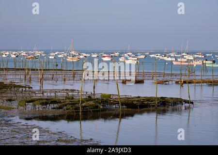 Die austernzucht und Boote in Cap-Ferret, eine Gemeinde liegt am Ufer der Bucht von Arcachon im Département Orne in Aquitanien in Frankreich Stockfoto