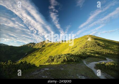 Gipfel der Tatra in der Morgendämmerung. Die Tatra sind die höchsten Gipfel der Karpaten auf die polnisch-slowakische Grenze. Stockfoto