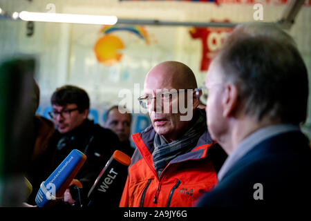 Halle, Deutschland. 16 November 2019, Sachsen-Anhalt, Halle (Saale): Bernd Wiegand (nicht-Partei, M), Oberbürgermeister der Stadt Halle (Saale), Gespräche mit Journalisten in einem TV-Interview. Die Snackbar "Kiez-Döner', eine der Szenen in der rechten Terroranschlag in Halle (Saale), offiziell seine Türen wieder öffnet. Die Snackbar werden gehören zu den Mitarbeitern, die während des Angriffs gearbeitet. Foto: Alexander Prautzsch/dpa Quelle: dpa Picture alliance/Alamy Leben Nachrichten Quelle: dpa Picture alliance/Alamy leben Nachrichten Stockfoto