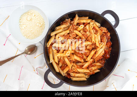 Tomate und Thunfisch Nudeln mit Parmesan Stockfoto