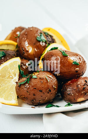 Langsam gekochte Kartoffeln mit getrockneten Kräutern gemischt Stockfoto